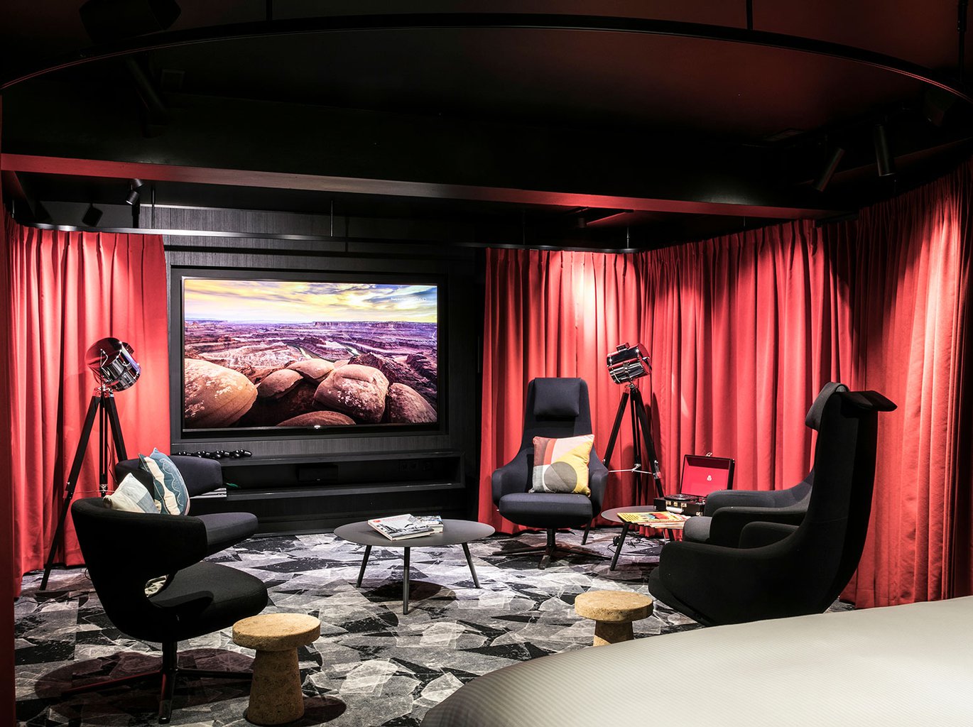 EH---SAVOY-HOTEL-ROTTERDAM---SUITE---1.jpg