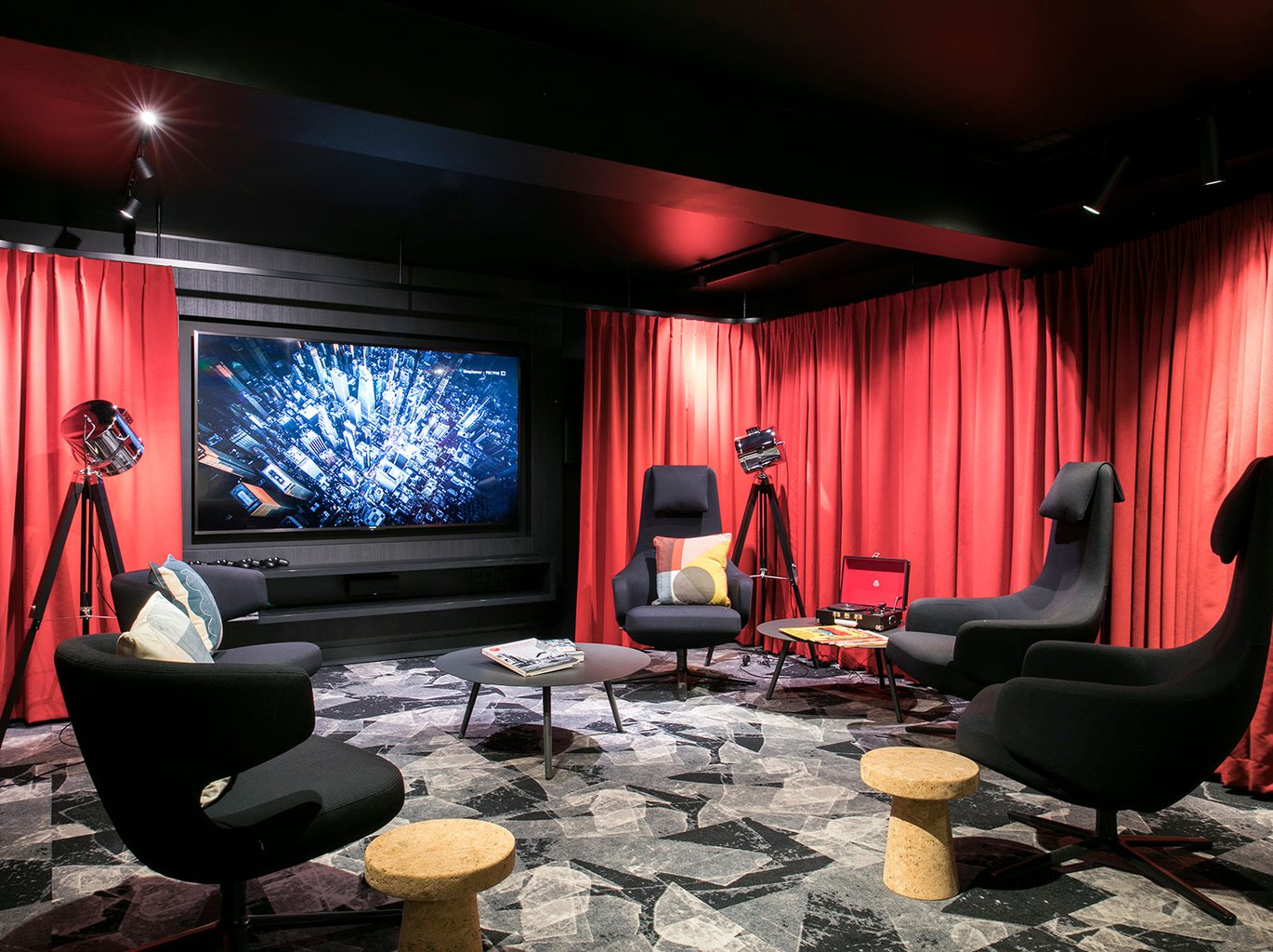 EH---SAVOY-HOTEL-ROTTERDAM---SUITE---2.jpg